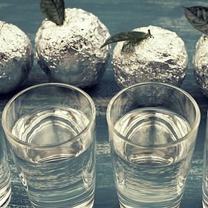 五杯蓝色饮料超现实主义苹果箔蓝色破旧背景玻璃图片