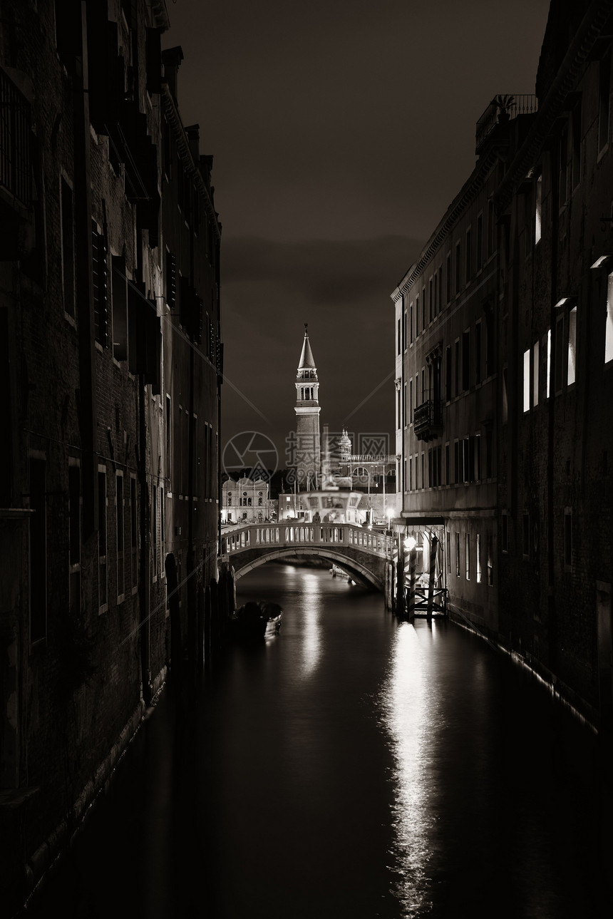 与圣乔治马吉奥雷和历史建筑一起在夜里观看威尼斯图片