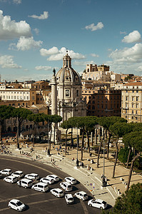 罗马屋顶街景与古代建筑在图片