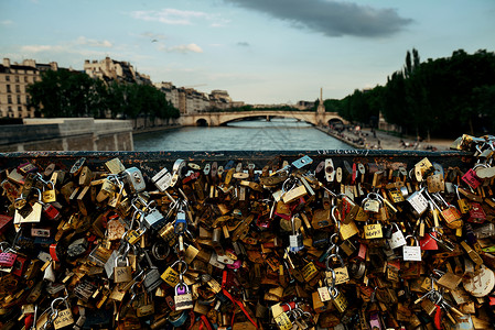 巴黎塞纳河上的桥上有大量挂锁图片