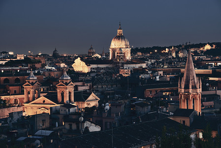 罗马历史建筑和城市天际的屋顶景象在图片