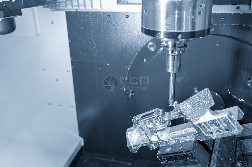 台式倾斜式5轴CNC碾磨机在浅蓝色的场景中用固态球末端机切割铝图片
