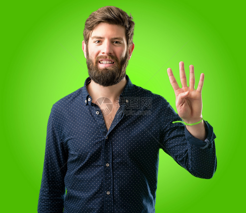 年轻时装男长着大胡子抬起手指是绿图片
