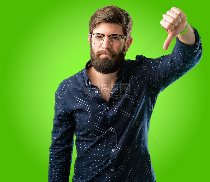 长胡子大胡子的年青时装男拇指倒在不愉快的反感负面表达和反对绿色图片