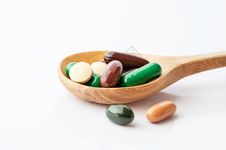 将混合补充剂和维他命药物作为医疗保健产品概念的结合图片