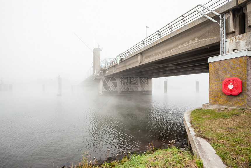 这座大桥在一片浓雾之下清晨一瞬间墙上有图片