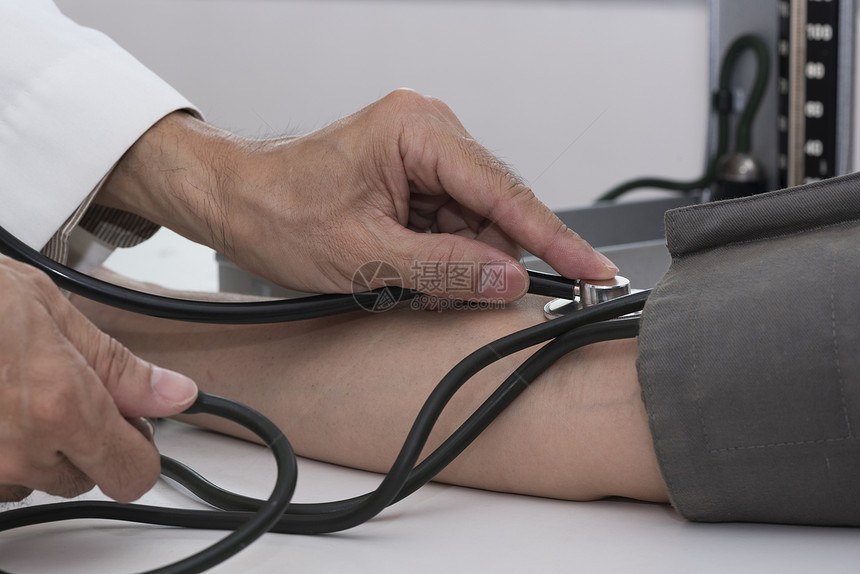 医生使用测量病人血压的血压图片