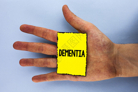 手写文字Dementia概念的意思是长期记忆丧失征兆和症状让我提前退休写黄黏笔记纸背景