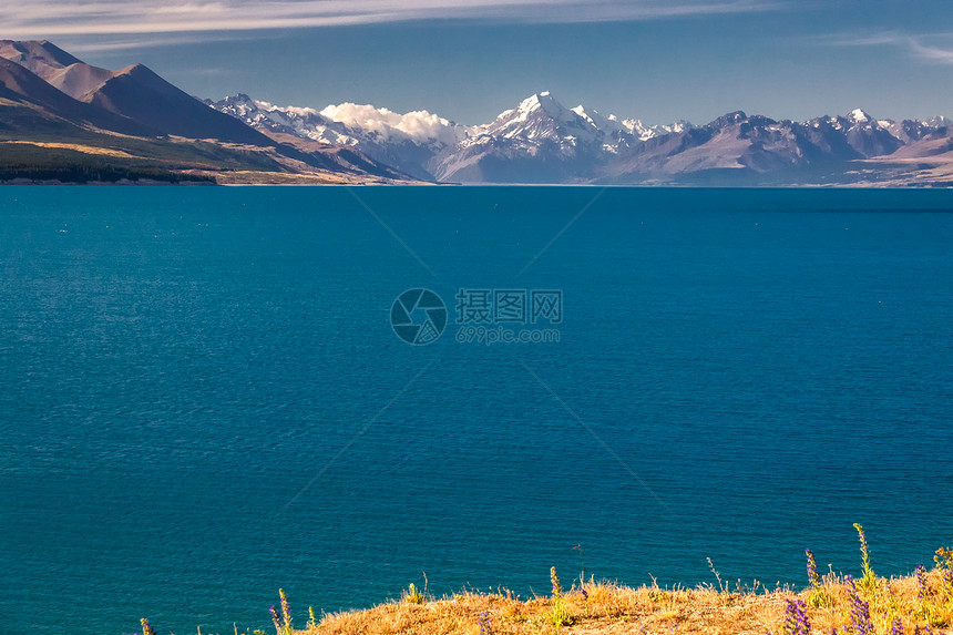 Pukaki冰川湖与绿松石蓝色的水和山脉景观与雪和冰川湖的冬天山风景奥拉基的普卡基湖新西兰库图片