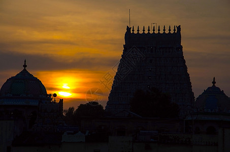 日落与印度泰米尔纳德邦昆巴科纳姆萨兰加高清图片