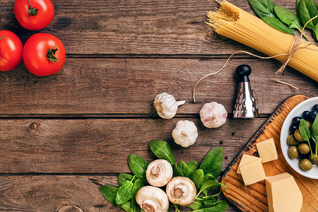 意大利食品背景与意大利面香料和蔬菜在木制背景图片