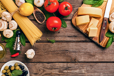 意大利食品烹饪番茄罗勒意大利面橄榄油和奶酪在木质背景顶视图复制空间图片