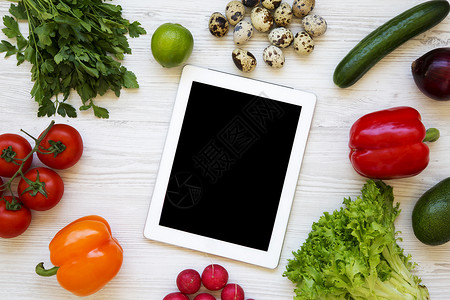 健康食品的概念白色木制背景上的生水果和蔬菜wirh平板电脑平躺顶图片