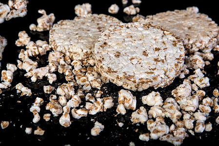 黑色背景中的小麦粒脆面包节食低调图片