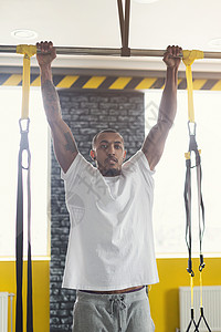 强力的非洲美国人在健身房的横向酒吧里拉起运动体育健身体操锻背景图片