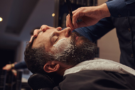 在理发店做胡子模特的专业理发图片