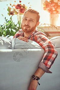 一个年轻帅气的红发模特男坐在沙发上房图片