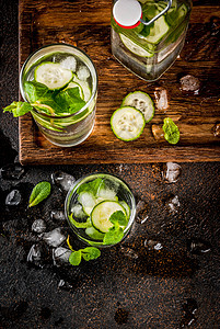 夏季新鲜冰饮薄荷和黄瓜浸泡水夏季健康脱毒莫吉托鸡尾酒浅图片