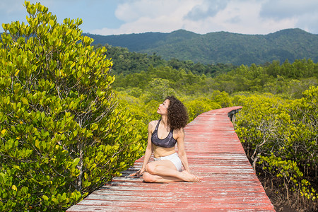 美丽的混合种族女在红树林拍摄照片在图片