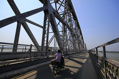 横跨河的铁路桥图片