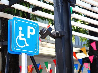 关闭泰国加油站的蓝色残疾人停车标志u图片
