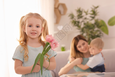可爱的小女孩在家给妈送花图片
