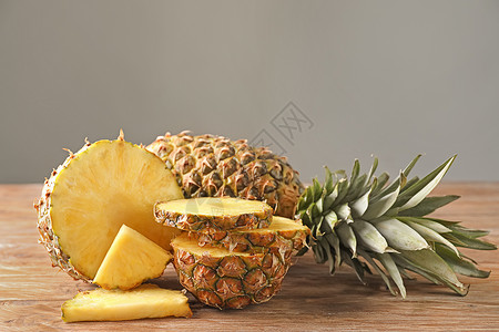 木桌上美味菠萝片的组合图片