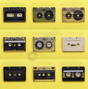黄色背景上的复古旧紧凑型录音带图片