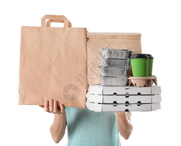 妇女产品装在纸袋和白色背景的集装箱中图片