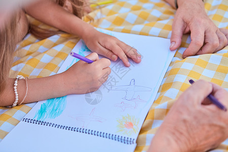 儿童绘画手铅笔小姑娘贴近的画发展创造图片