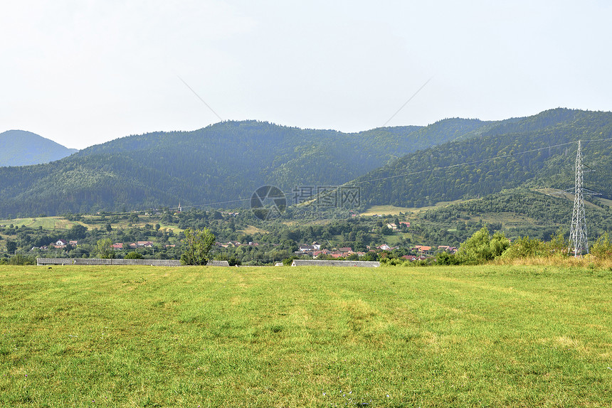 用烟雾西利斯特村和山丘作为背景亮蓝明的天空负复制空间图片