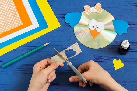 孩子从CD制作鸟儿童艺术项目DIY概念一步的照片说明步骤13孩子图片