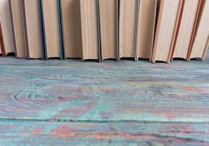 很多书都是有彩色木质背景的背景图片