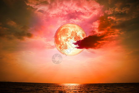 满月的满月在海平面线和多彩图片