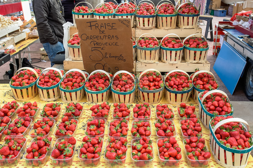 与草莓普罗旺斯春天的白人摊位图片