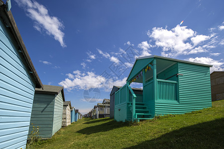 传统的英国海滩小屋在夏日的清凉图片