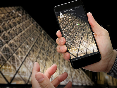 在周末前往法国巴黎的旅途中用智能手机拍摄Eiffel铁塔的照片图片