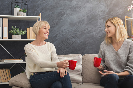 快乐的成年母亲和女儿一起共度时光聊天分享新闻周末在家喝咖啡图片