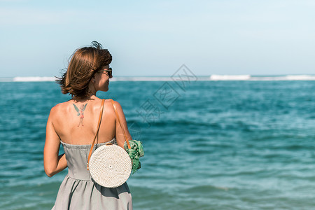 时尚的藤包和外面的丝巾的女人印度尼西亚巴厘岛的热带岛屿藤条手提包和背景图片