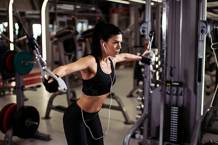 健身房胸肌肉用电线交叉接的背景图片