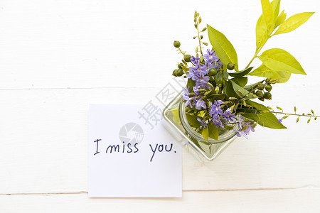 我想念你带紫花在瓶子里的留言卡图片