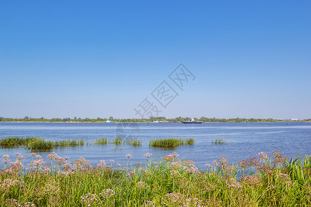 春天的河岸与一艘船在NizhnyNo图片