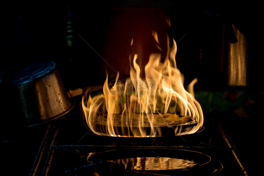 以火炉烹饪和食物概念图片