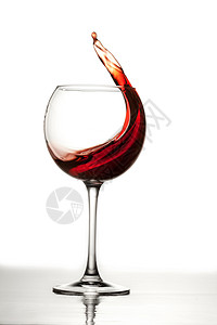 红酒从玻璃杯中喷出在图片