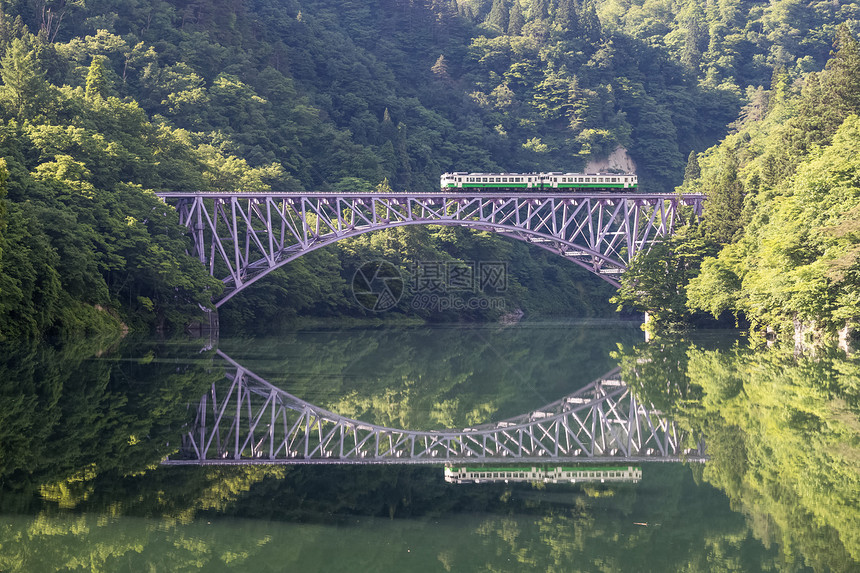 福岛县夏季只见铁路线景观图片