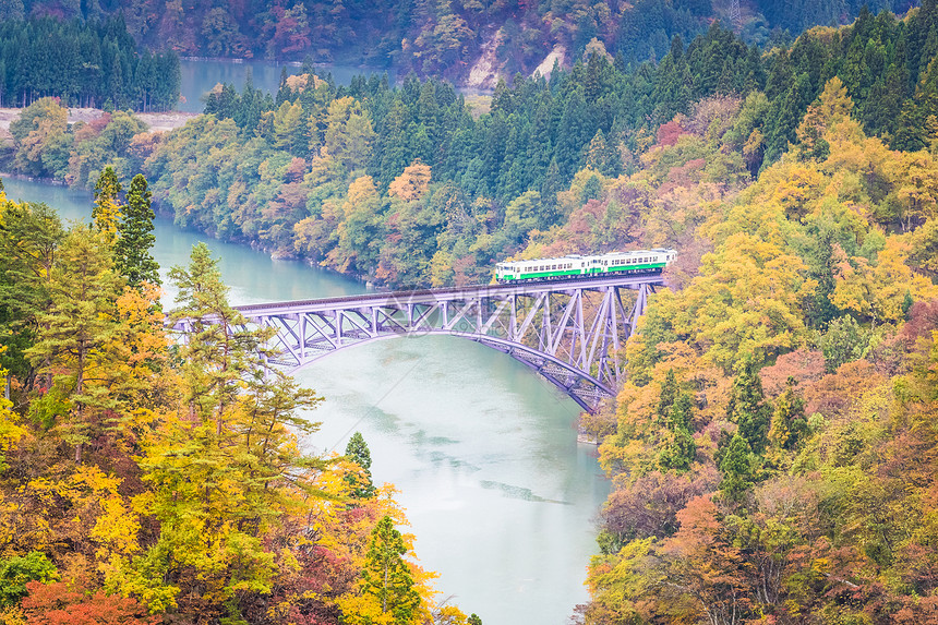 福岛县秋季只见铁路线景观图片
