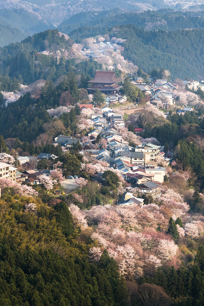 日本奈拉县吉野山被包围屋中布满了图片