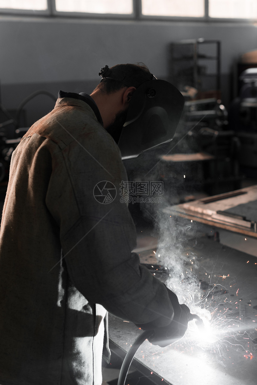 制造工人在工厂用火花焊图片