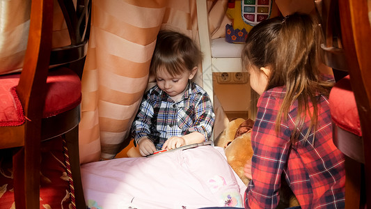 办学宗旨幼儿男孩在卧室帐篷里与姐背景