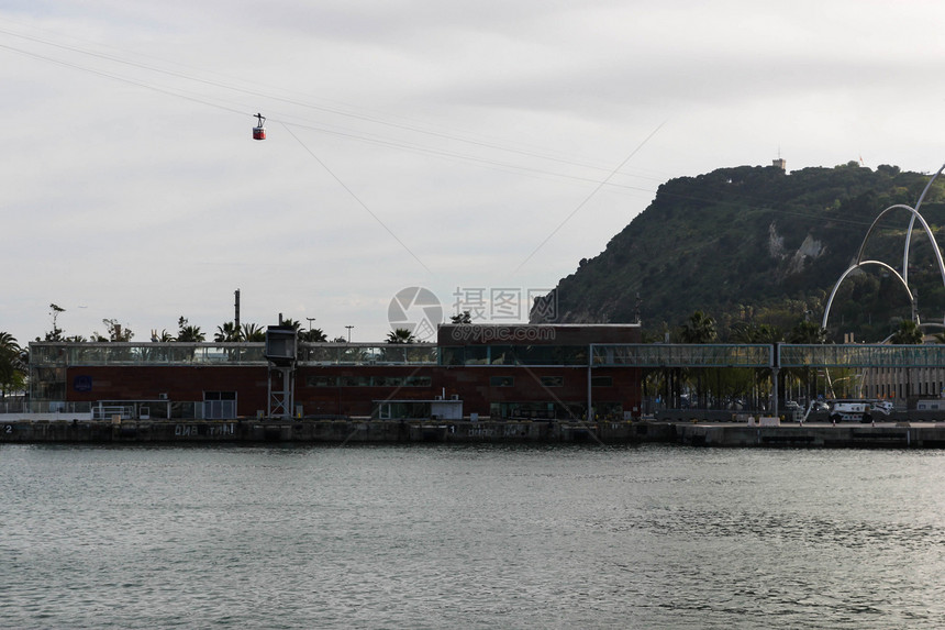 巴塞罗那港口海湾的缆车图片